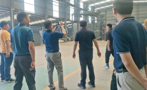 市區(qū)鎮(zhèn)各級領導對我司車間技術改造開展調研工作